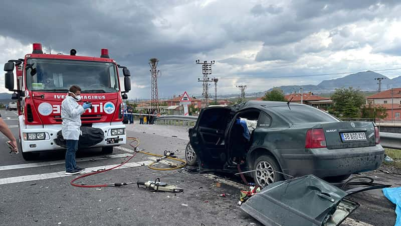 Kamyona çarpan otomobildeki 4 kişi öldü