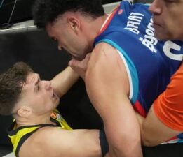 Anadolu Efes-Fenerbahçe Beko maçında gergin anlar! Biberovic ve Bryant birbirine girdi