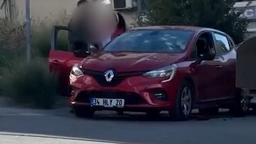 Arnavutköy’de eli satırlı kadın otomobile zarar verdi