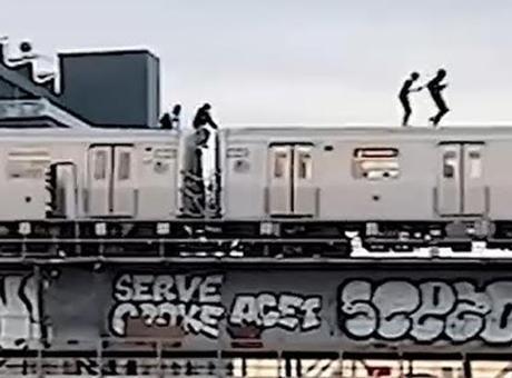 Bir haftada iki çocuk ‘metro sörfünde’ öldü