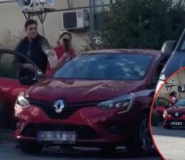 Elindeki satırla defalarca otomobile vurdu! Yoldan geçenler şaşkınlıkla izledi