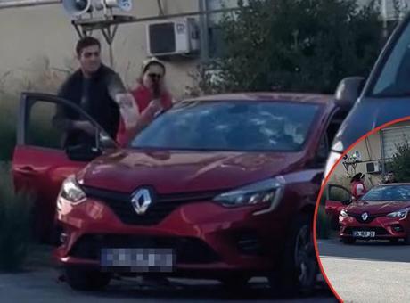 Elindeki satırla defalarca otomobile vurdu! Yoldan geçenler şaşkınlıkla izledi