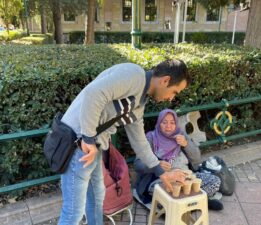 Kuşlara olan sevgisini gelir kaynağına dönüştürdü