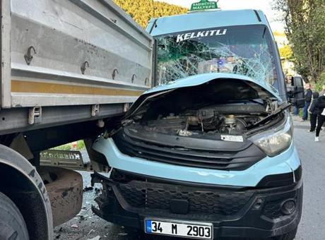 Maltepe’de minibüs TIR’a arkadan çarptı: 8 kişi yaralandı