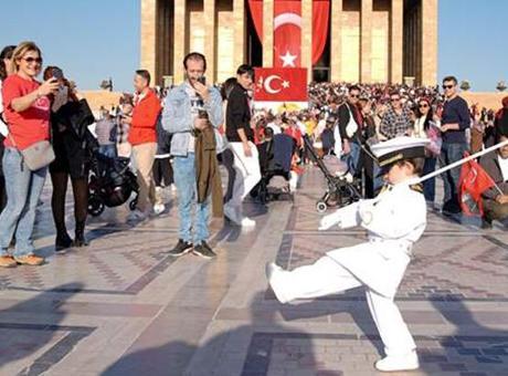 Minik Barskan Anıtkabir’de ilgi odağı oldu! Nöbet değişim töreni taklidini böyle yaptı