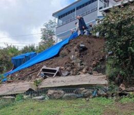 Ordu’da sağanak! İstinat duvarı yıkılan ev boşaltıldı