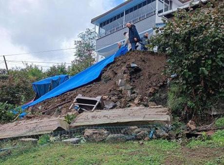 Ordu’da sağanak! İstinat duvarı yıkılan ev boşaltıldı