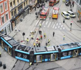 Oslo’da tramvay raydan çıktı, mağazaya girdi!