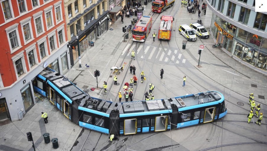 Oslo’da tramvay raydan çıktı, mağazaya girdi!