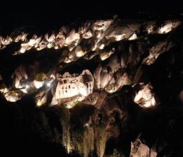 Peri bacaları gece turizmine açıldı! Güvercinlik Vadisi aydınlatıldı