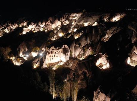 Peri bacaları gece turizmine açıldı! Güvercinlik Vadisi aydınlatıldı