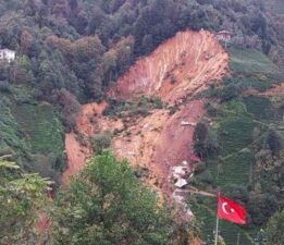 Rize’de heyelan! 2 ev toprak altında kaldı