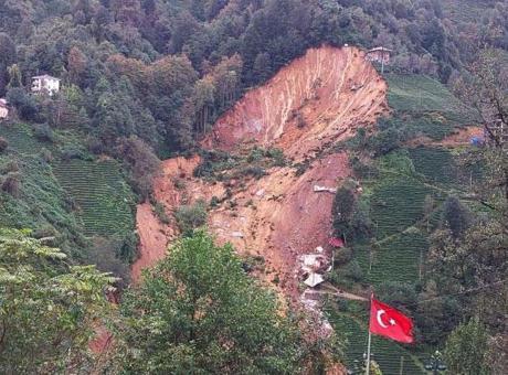 Rize’de heyelan! 2 ev toprak altında kaldı