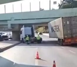 Son dakika: Bakırköy’de TIR üst geçite çarptı! Bölgede trafik yoğunluğu