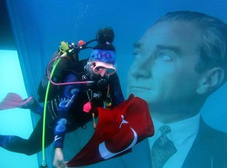 Su altında müthiş manzara! Dalgıçlar Cumhuriyet’in 101. yıl dönümünü böyle kutladı