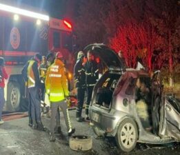 Tekirdağ’da iş makinasına çarpan araç alev aldı! 5 kişi hayatını kaybetti