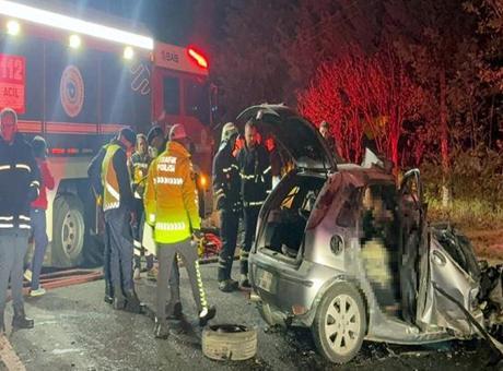 Tekirdağ’da iş makinasına çarpan araç alev aldı! 5 kişi hayatını kaybetti