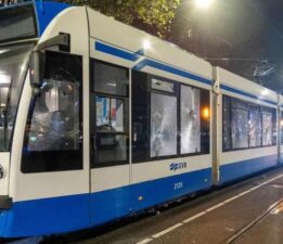 Amsterdam’da olaylı gece: Tramvaya havai fişek atıldı