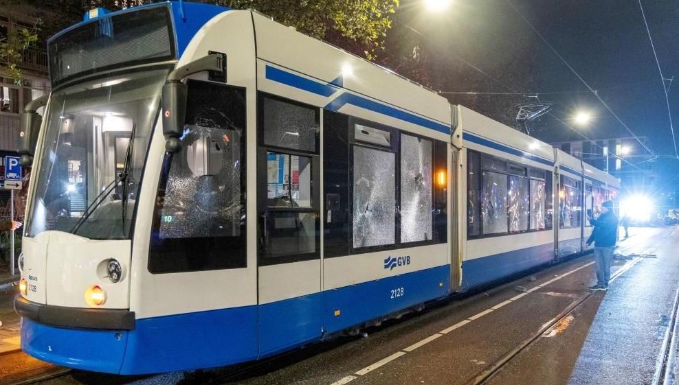 Amsterdam’da olaylı gece: Tramvaya havai fişek atıldı