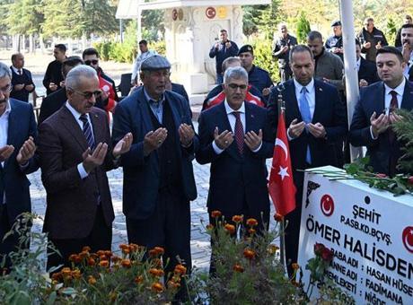 Bakan Uraloğlu 15 Temmuz Kahramanı Şehit Ömer Halisdemir’in kabrini ziyaret etti