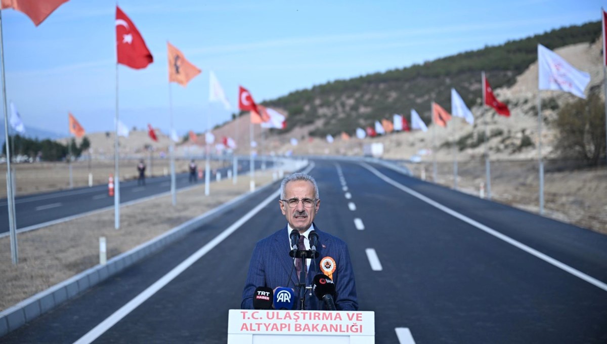 Bakan Uraloğlu: Yeni projelerle Antalya’nın şehir içi trafiği nefes alacak