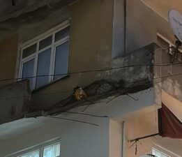 Beyoğlu’nda balkon çöktü! Korku dolu anlar