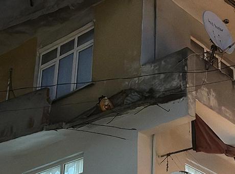 Beyoğlu’nda balkon çöktü! Korku dolu anlar