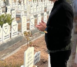 Bu mezarlık diğerlerinden çok farklı: Tüm mezar taşları aynı