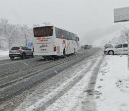 Bursa-Ankara kara yolunda kar yağışı! Ulaşım güçlükle sağlanıyor