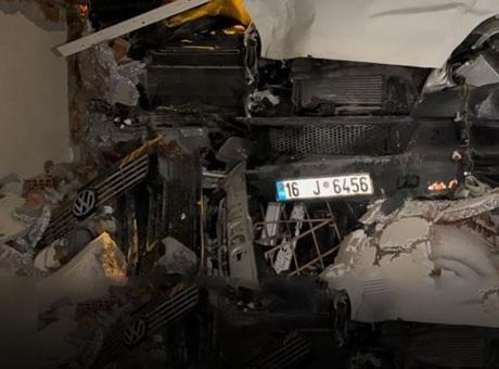 Bursa’da kamyonet evin salonuna girdi!