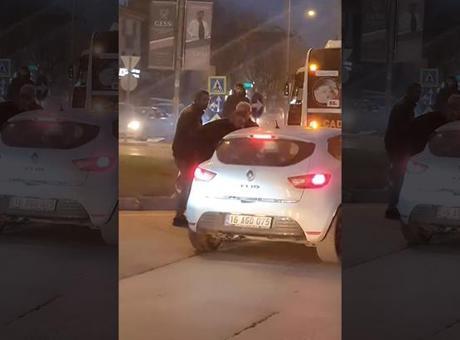 Bursa’da yol verme kavgası! O anlar anbean kaydedildi