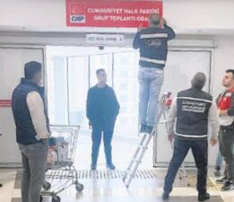 CHP’nin grup toplantısı sokakta yapıldı