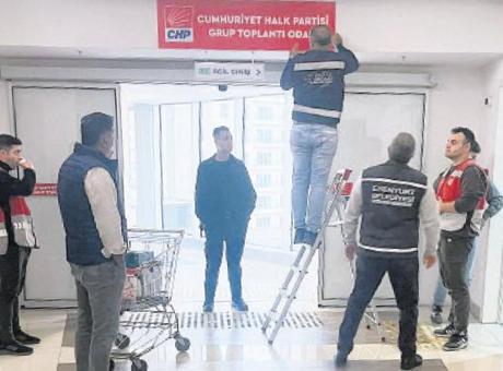 CHP’nin grup toplantısı sokakta yapıldı