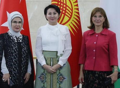 Emine Erdoğan Aygül Caparova’nın akşam yemeğine katıldı