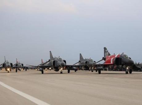 F-4E Phantom uçaklarıyla ‘fil yürüyüşü’