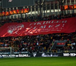 Göztepe’den Mustafa Kemal Atatürk pankartı: “Fikirler ölmez”