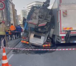 Güngören’da iki kamyon çöken yoldaki çukura düştü