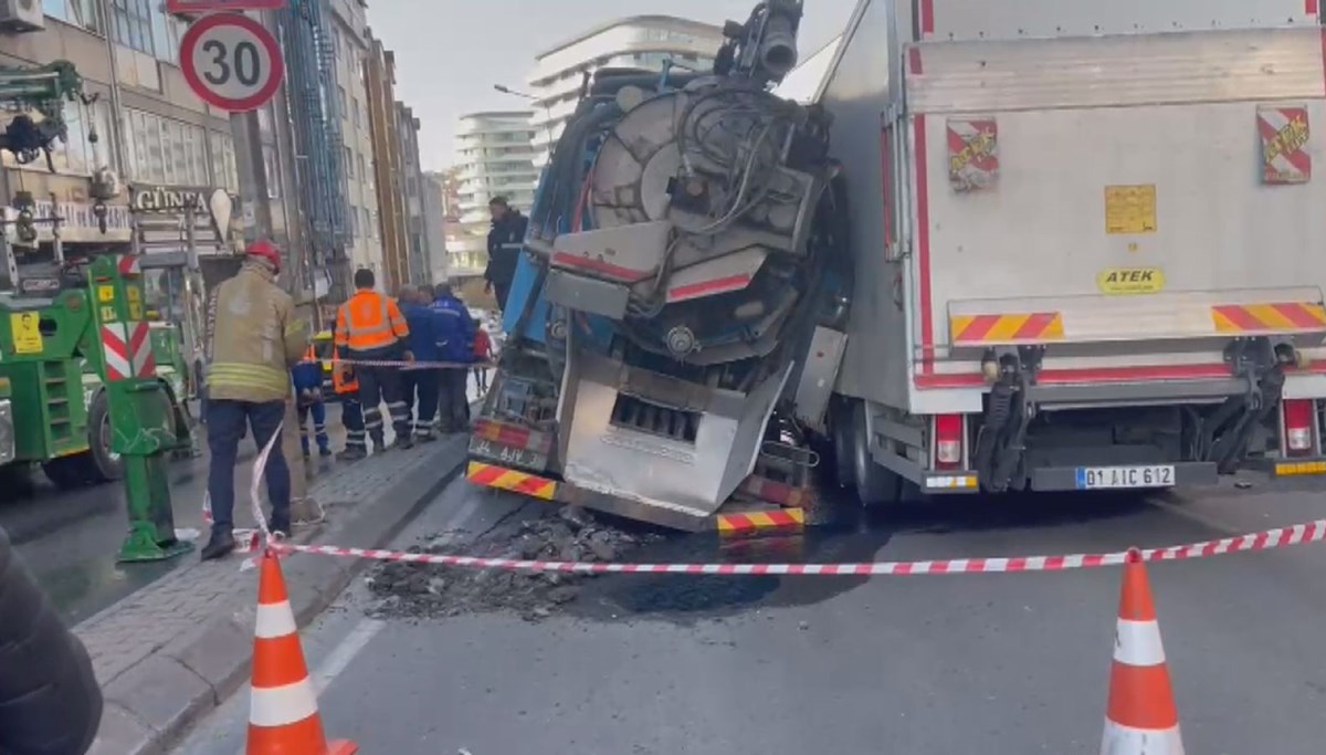 Güngören’da iki kamyon çöken yoldaki çukura düştü