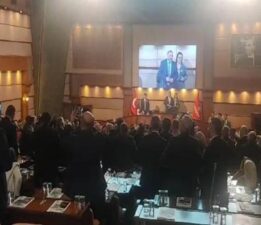 İBB Meclisi karıştı! Birbirlerine su şişesi fırlattılar