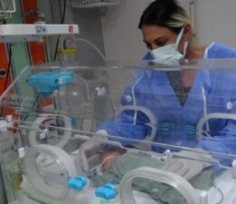İkizini kaybetti, 600 gram dünyaya geldi! İşte son hali…