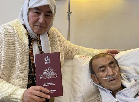 İnat uğruna ayrılmışlardı! 65 yaşındaki gelin çiçek atma hayalini yıllar sonra gerçekleştirdi