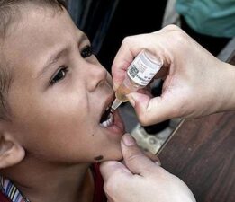 İsrail, Gazze’de çocuk felci aşısının yapıldığı sağlık merkezini bombaladı