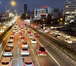 İstanbul’da iş çıkış saatlerinde trafik yoğunluğu yaşanıyor
