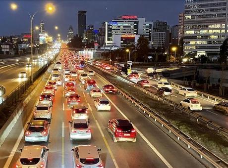 İstanbul’da iş çıkış saatlerinde trafik yoğunluğu yaşanıyor