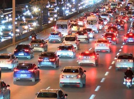 İstanbul’da iş çıkış saatlerinde trafik yoğunluğu