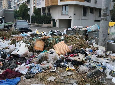 İzmir Buca’da tepki çeken görüntü! ‘Buradan kaçacak hale geldik’