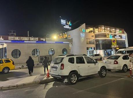 İzmir’de feribot iskeleye çarptı! Yaralılar var