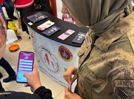 Jandarma ekiplerinden vatandaşlara KADES eğitimi
