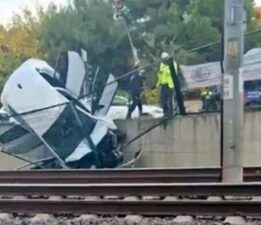 Kartal’da feci kaza! Kontrolden çıkan araç Marmaray’ın duvarında asılı kaldı