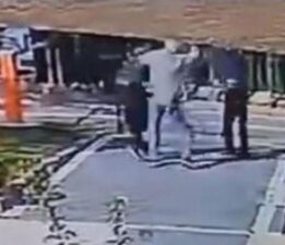 Kayseri’de akılalmaz an! Kadını tek yumrukla yere serdi